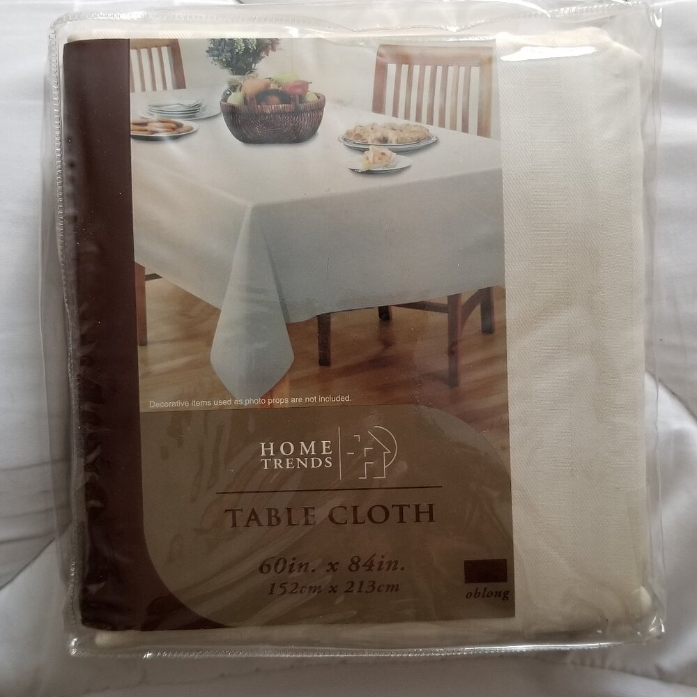NWOT HOME TRENDS TABLE CLOTH